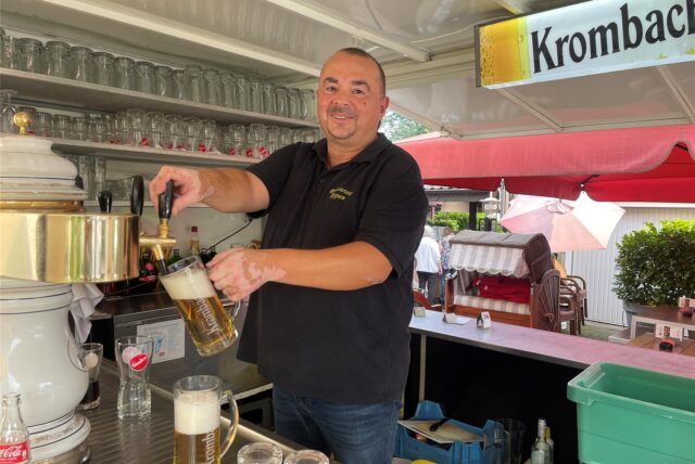 Milo Starcevic zapft ein Bier.