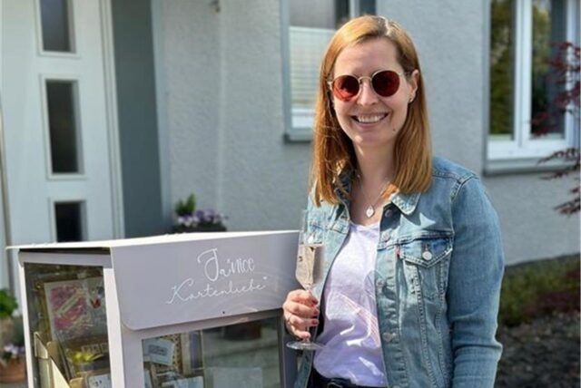 Eine Frau, die vor einem Haus steht.