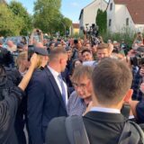 Bundeskanzler Olaf Scholz besuchte am Montagabend (26.8.2024) Castrop-Rauxel. Bei seinem Gang durch die Menge ist er phasenweise zwischen all den Kameras der Streamer kaum zu sehen.