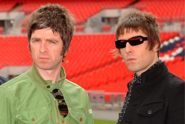 Die Brüder Liam Gallagher (r) und Noel Gallagher von der britischen Band Oasis kündigen ihr Comback und eine Welttournee an. (Archivbild)