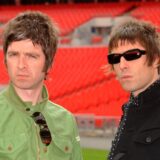 Die Brüder Liam Gallagher (r) und Noel Gallagher von der britischen Band Oasis kündigen ihr Comback und eine Welttournee an. (Archivbild)