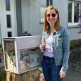 Eine Frau, die vor einem Haus steht.