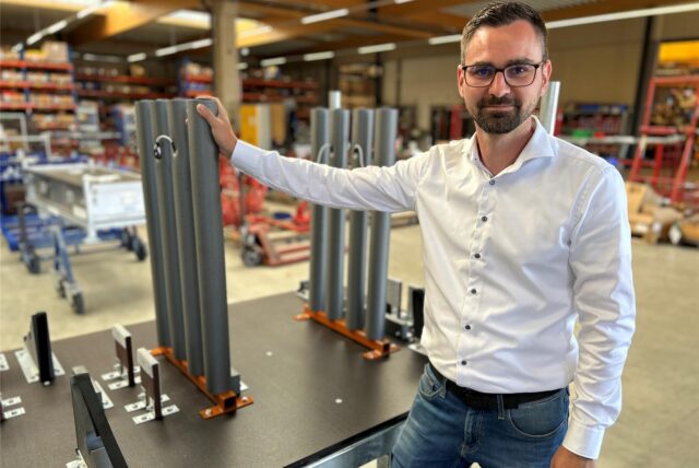 Sebastian Borowka, Geschäftsleiter bei der LUTEC-PKS GmbH in Dorsten, steht vor einem Transportgestell, das noch final montiert werden muss.