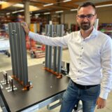 Sebastian Borowka, Geschäftsleiter bei der LUTEC-PKS GmbH in Dorsten, steht vor einem Transportgestell, das noch final montiert werden muss.