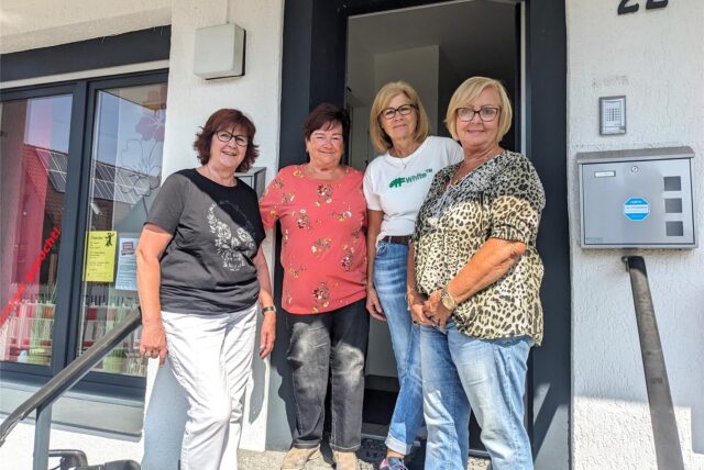 Elke Mönnich steht mit ihren drei Aushilfen vor ihrem Salon.