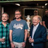 Bundeskanzler Olaf Scholz beim abschließenden Umtrunk in der Kleingartenanlage am Schellenberg.