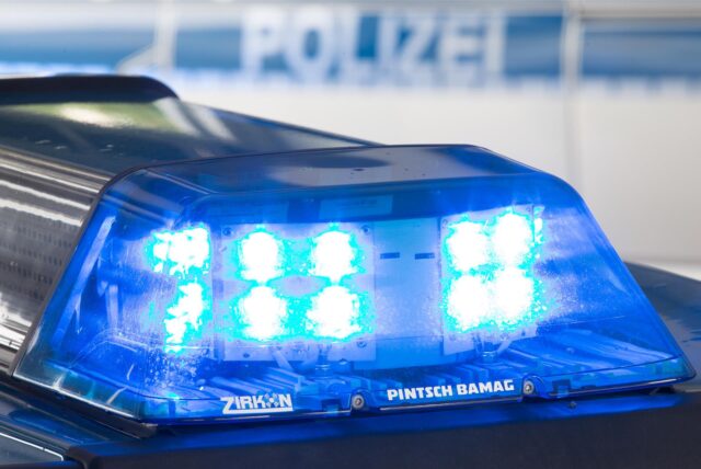 Ein Blaulicht leuchtet.