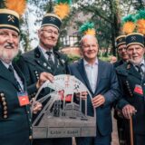 Bundeskanzler Olaf Scholz erhielt vom Bergmanns-Verein der Zeche König Ludwig Recklinghausen einen Schwibbogen überreicht.