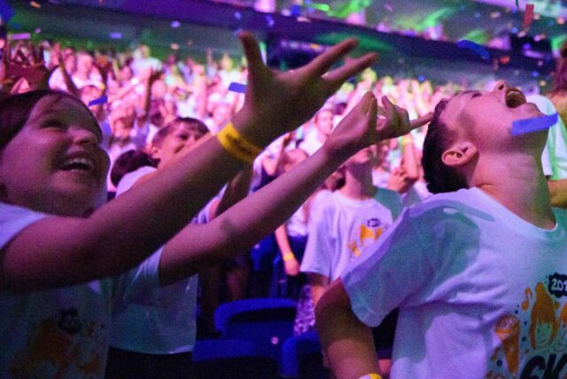 Feiernde Kinder auf einem Konzert