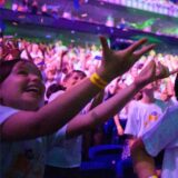 Feiernde Kinder auf einem Konzert