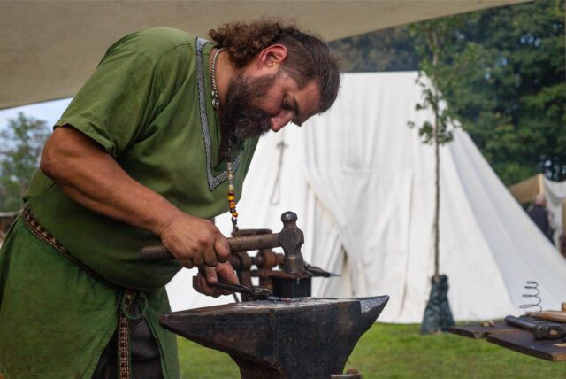 Ein Handwerker in mittelaltrlicher Kleidung