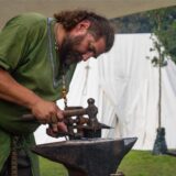 Ein Handwerker in mittelaltrlicher Kleidung