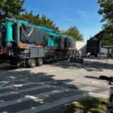 Parkplatz mit einem Lastwagen