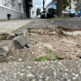 In einem Loch in einem Gehweg ist ein Dortmunder Vater mit seinem Kinderwagen stecken geblieben. Sein Kind fiel daraufhin aus dem Wagen.