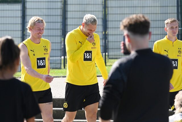 Julian Brandt und Niklas Süle lachen.