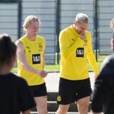 Julian Brandt und Niklas Süle lachen.