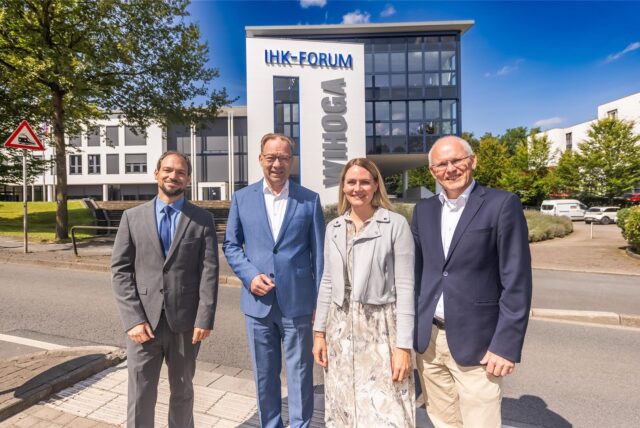 Tobias Heine (Leiter der IHK-Weiterbildung), IHK-Hauptgeschäftsführer Stefan Schreiber, Maike Fritzsching (IHK-Geschäftsführerin der beruflichen Bildung) und IHK-Verwaltungsleiter Michael Adel (v.l.) am 26. August vor dem IHK-Forum