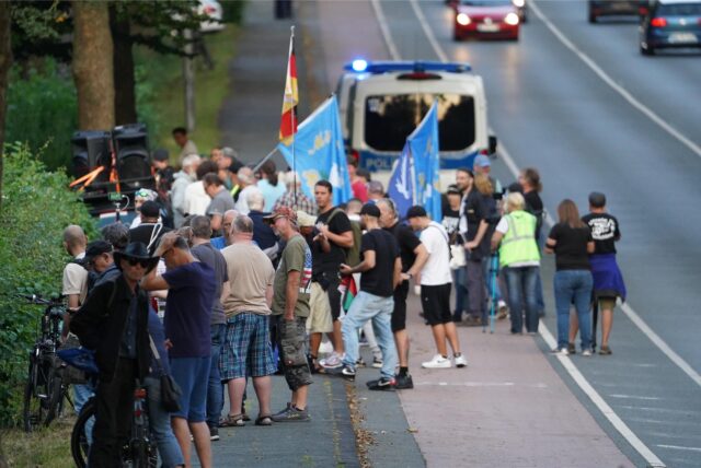 Als sich die Demonstranten am Ende des Kanzlerbesuchs an der Dortmunder Straße versammelten, waren Vertreter der „alternativen“ Medien mittendrin.
