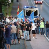 Als sich die Demonstranten am Ende des Kanzlerbesuchs an der Dortmunder Straße versammelten, waren Vertreter der „alternativen“ Medien mittendrin.