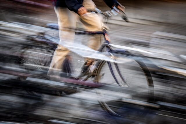 Ein Radfahrer fährt durch die Innenstadt.