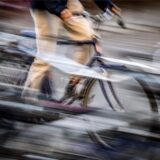 Ein Radfahrer fährt durch die Innenstadt.