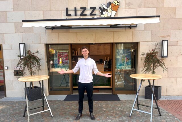 Noah Smuk steht vor seinem „Lizzy“ am Altstadtmarkt in Recklinghausen