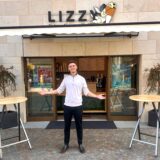 Noah Smuk steht vor seinem „Lizzy“ am Altstadtmarkt in Recklinghausen