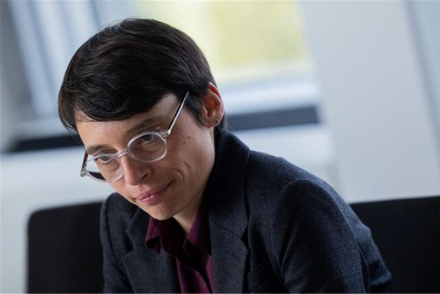 Josefine Paul (Bündnis 90/Die Grünen), Ministerin für Kinder, Jugend, Familie, Flucht und Integration in Nordrhein-Westfalen, sitzt zu Beginn eines Gesprächs mit Journalisten im Ministerium und äußert sich zur Messerattacke auf dem Solinger Stadtfest.