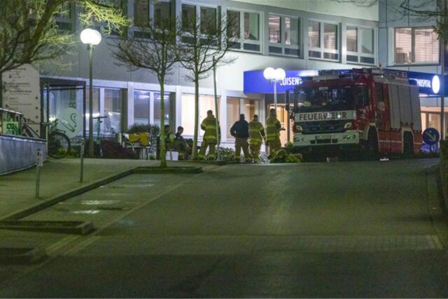Ein Einsatzfahrzeug der Feuerwehr steht nach dem Großeinsatz der Polizei vor dem Luisenkrankenhaus. Ein halbes Jahr nach einer stundenlangen Bedrohungslage in einem Krankenhaus in Aachen kommt die mutmaßliche Täterin vor Gericht.