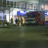 Ein Einsatzfahrzeug der Feuerwehr steht nach dem Großeinsatz der Polizei vor dem Luisenkrankenhaus. Ein halbes Jahr nach einer stundenlangen Bedrohungslage in einem Krankenhaus in Aachen kommt die mutmaßliche Täterin vor Gericht.