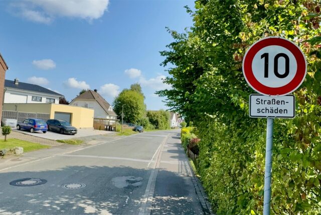 Ein Schild weist auf Tempo 10 auf dem Intückenweg in Dortmund-Lichtendorf hin.
