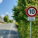 Ein Schild weist auf Tempo 10 auf dem Intückenweg in Dortmund-Lichtendorf hin.