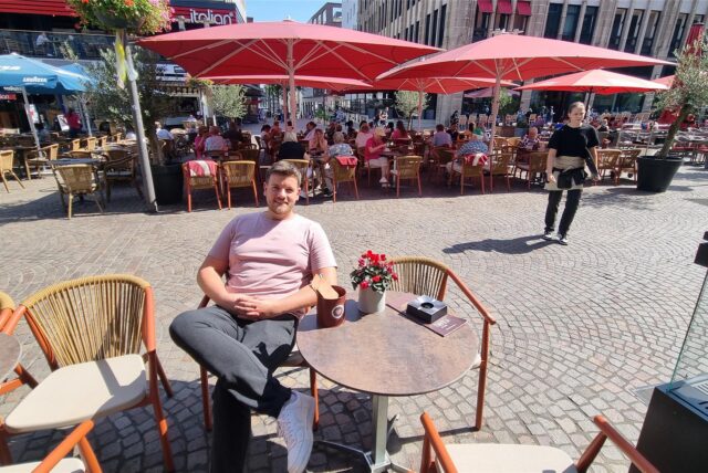 Nils Köppel sitzt draußen vor dem Restaurant „Nonna di Mia“ in Recklinghausen.