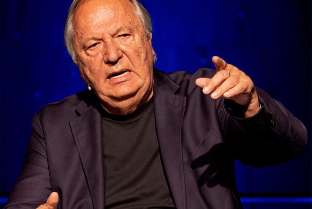 Wilfried Schmickler gestikuliert mit der linken Hand.