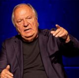 Wilfried Schmickler gestikuliert mit der linken Hand.