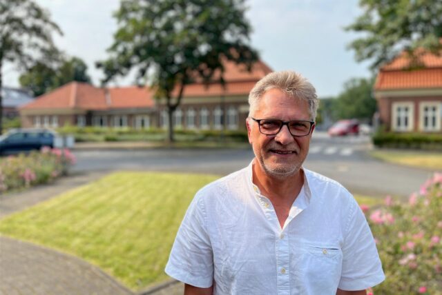 Bernd Lohse von der Entwicklungsgesellschaft Neue Zeche Westerholt vor dem Eingangsbereich an der Egonstraße.