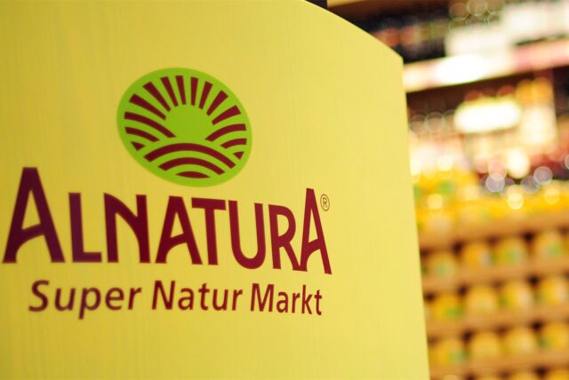 Das Logo des Unternehmens Alnatura, aufgenommen in einem Alnatura Markt.