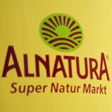 Das Logo des Unternehmens Alnatura, aufgenommen in einem Alnatura Markt.