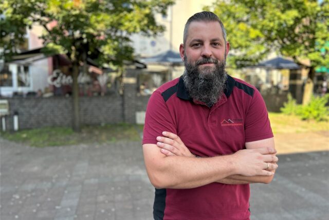 Carsten Stanley steht vor dem Brauhaus am Brauturm im Dorstener Stadtteil Wulfen.