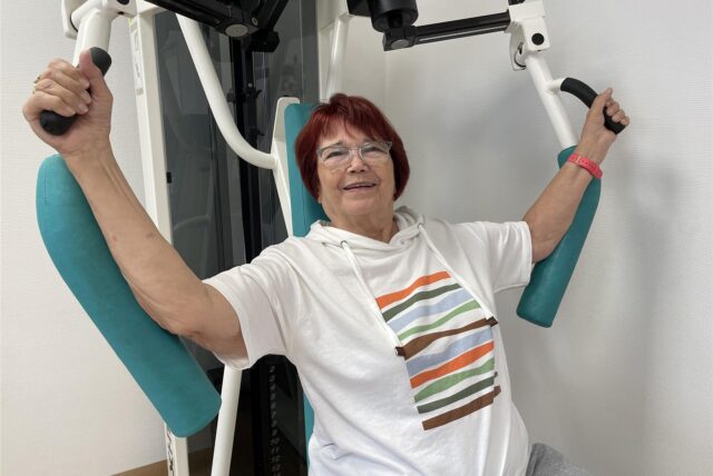 Eine Patientin der geriatrischen Tagesklinik des Knappschaftskrankenhaus Lütgendortmund trainiert an einem Fitness-Gerät.