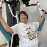 Eine Patientin der geriatrischen Tagesklinik des Knappschaftskrankenhaus Lütgendortmund trainiert an einem Fitness-Gerät.