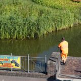 Ein Angler an der Wall- und Grabenanlage