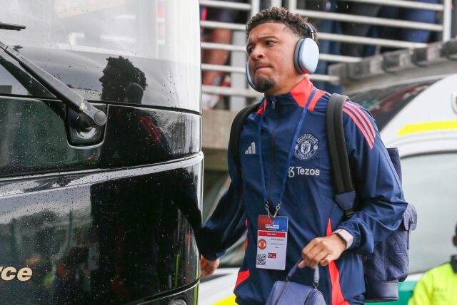 Jadon Sancho guckt unglücklich und geht an einem Bus vorbei.