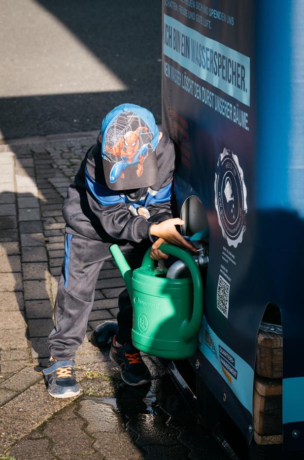 „Ich bin ein Wasserspender“, steht auf dem Regenwassertank in Merklinde. Trinken sollte man das Wasser jedoch nicht. „Ich bin ein Wasserspender“, steht auf dem Regenwassertank in Merklinde. Trinken sollte man das Wasser jedoch nicht.