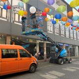 Mitarbeiter des KSR bringen die Lampions an der Großen Geldstraße in Form.
