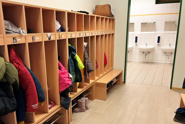 Jacken hängen an der Garderobe im DRK-Kindergarten in Haltern.