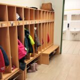 Jacken hängen an der Garderobe im DRK-Kindergarten in Haltern.