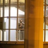 Ein Beamter des SEK in dem Mehrfamilienhaus am Dorstfelder Hellweg