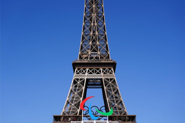 Das Agitos-Logo ist im Vorfeld der Paralympischen Sommerspiele 2024 unterhalb des Eiffelturms zu sehen.