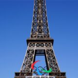 Das Agitos-Logo ist im Vorfeld der Paralympischen Sommerspiele 2024 unterhalb des Eiffelturms zu sehen.